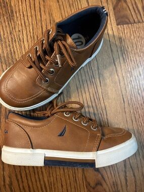 Nautica Size 10 Brown and Navy Boys Dress Sneakers